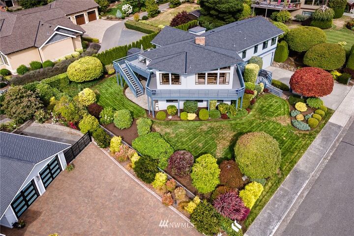 Property Photo: 851 Somerset Lane WA 98020