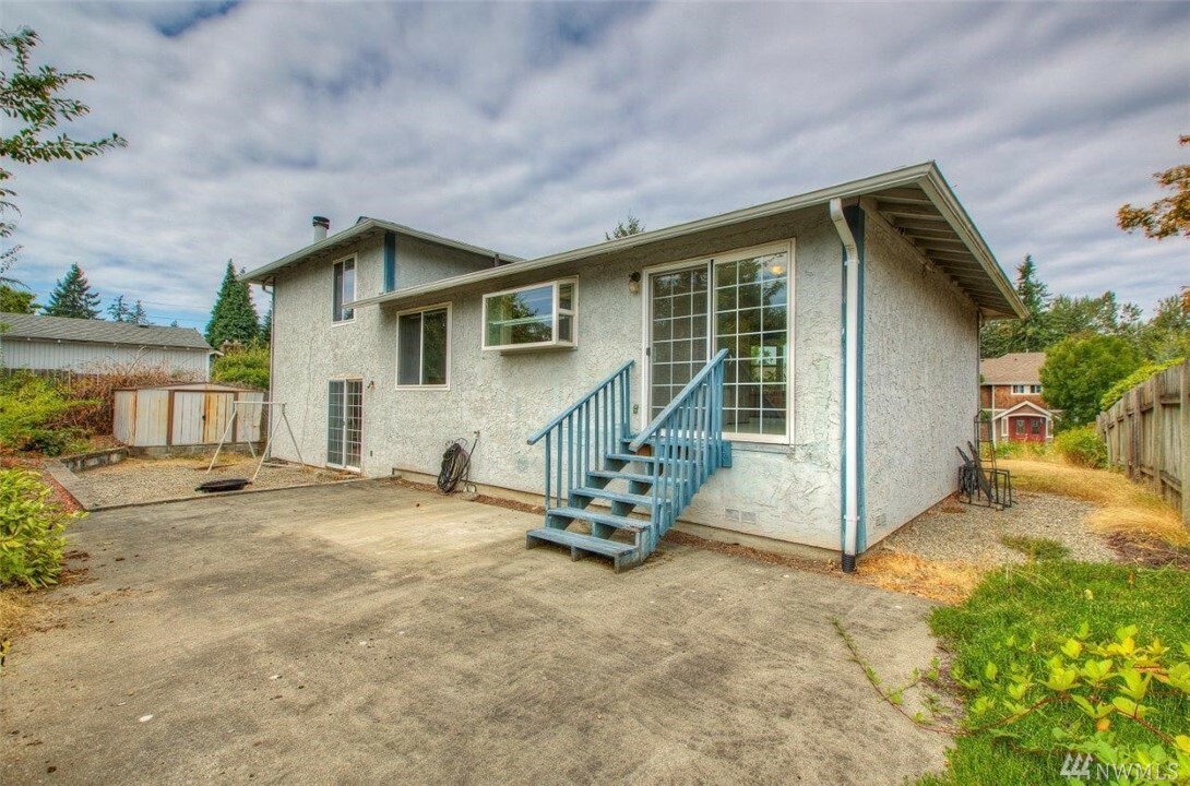 Property Photo:  4207 NE 2nd Place  WA 98059 