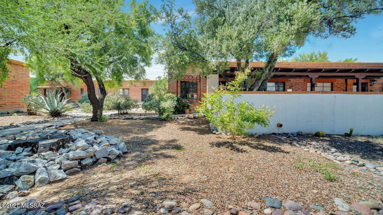 Property Photo:  206 S Paseo Quinta  AZ 85614 