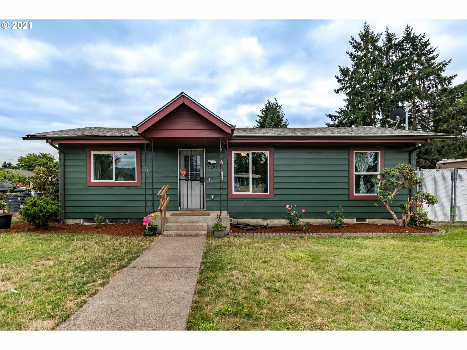 Property Photo: 5195 E St OR 97478