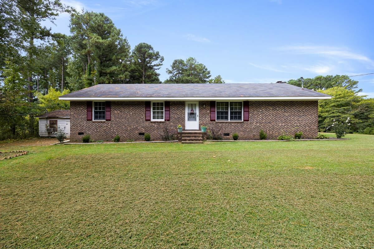 Property Photo:  409 N Pine Street  NC 27882 