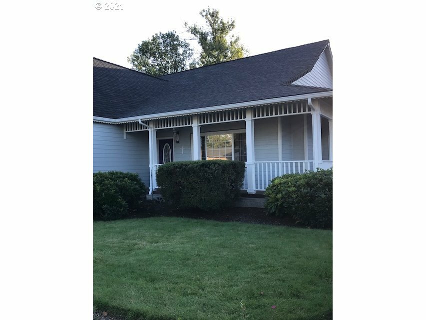 Property Photo: 545 Pine Ct OR 97426