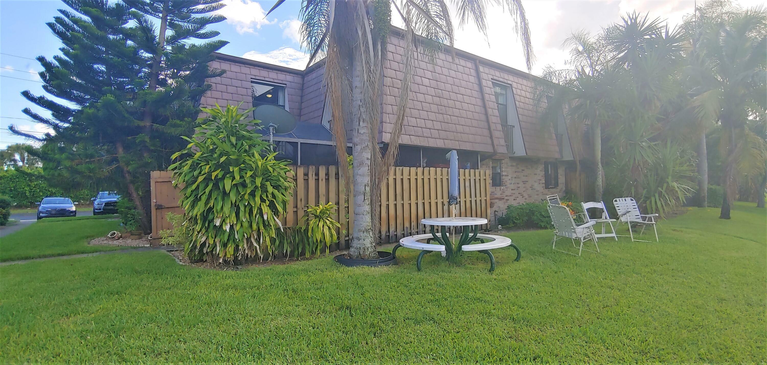 Property Photo: 7641 Courtyard Run W FL 33433