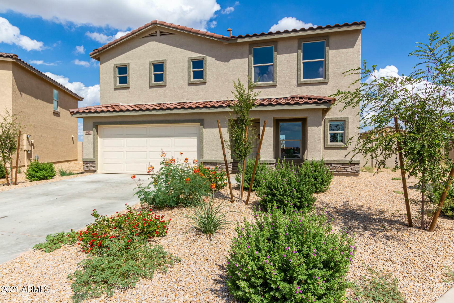 Property Photo:  913 W Verde Lane  AZ 85128 