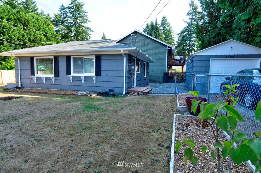 Property Photo:  1603 N 145th Street  WA 98133 