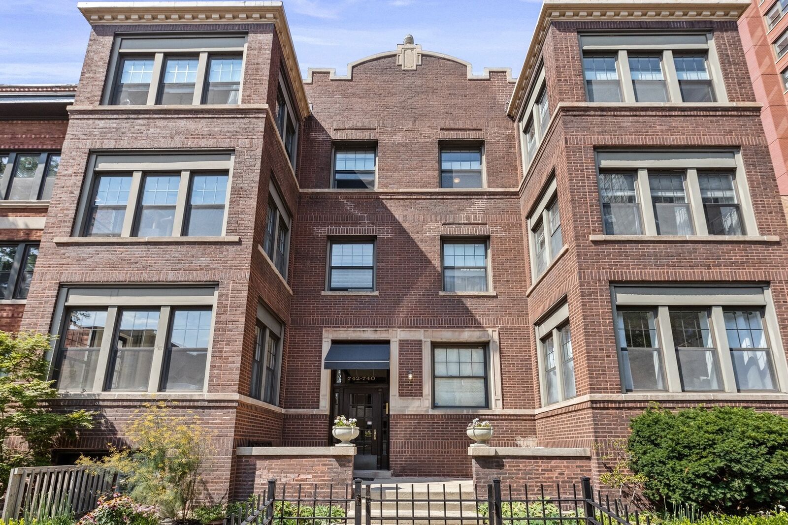 Property Photo: 740 W Bittersweet Place 3E IL 60613