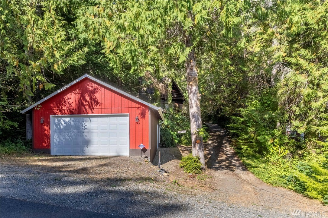 Property Photo:  181 N Paradlse Dr  WA 98555 