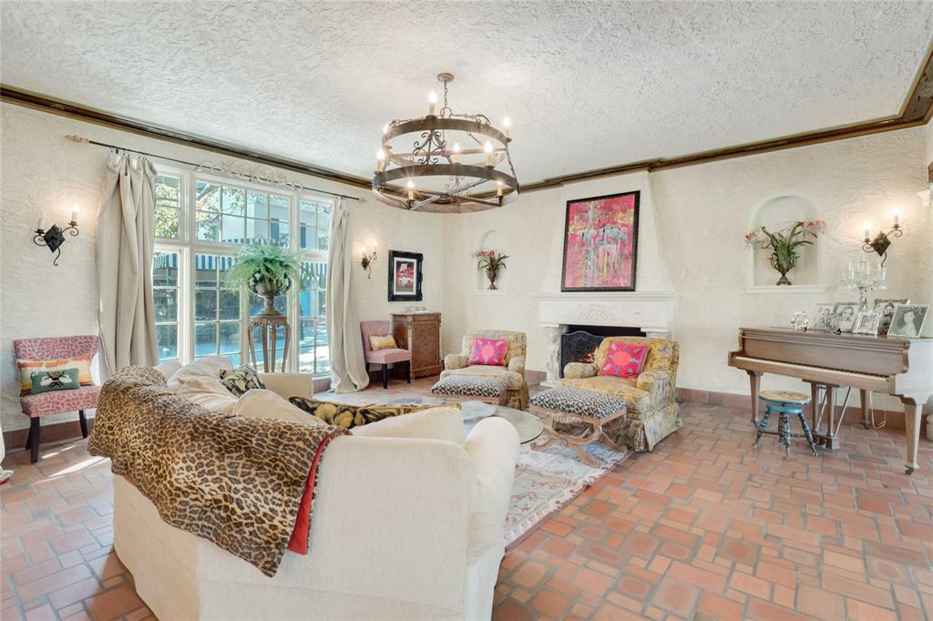 Property Photo: 1304 Spring Lake Drive FL 32804