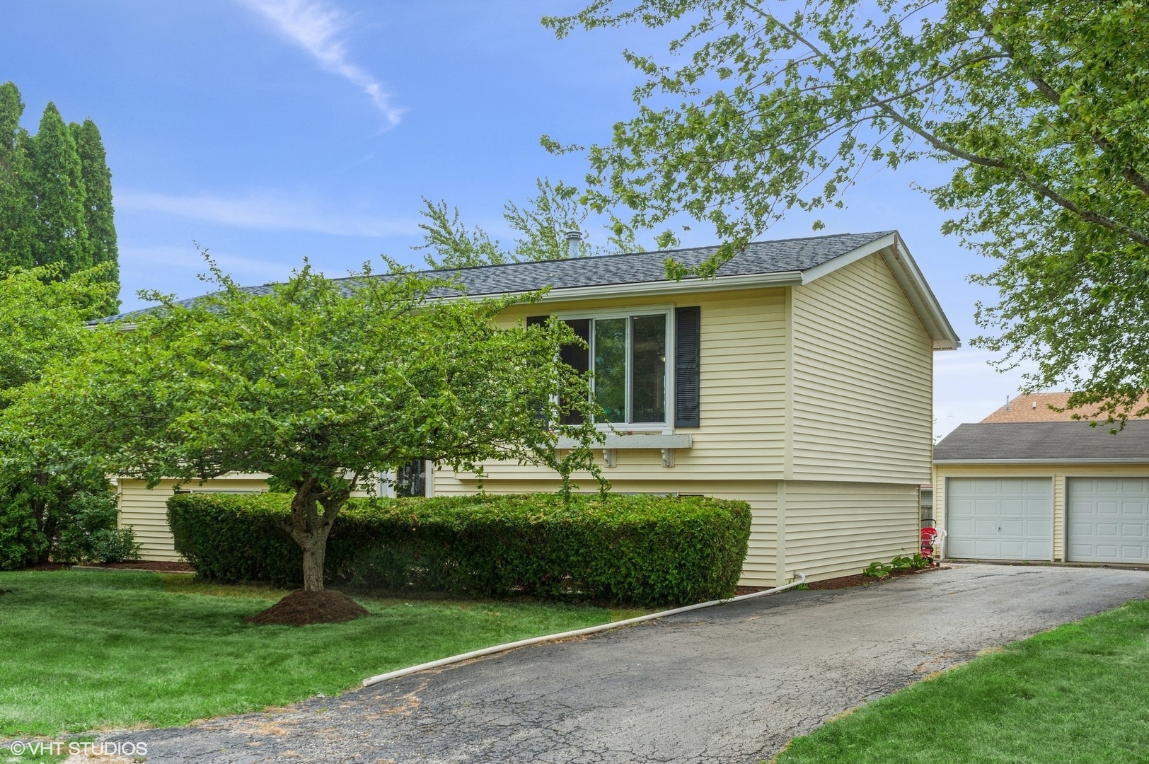 Property Photo: 4017 Thistle Lane IL 60099