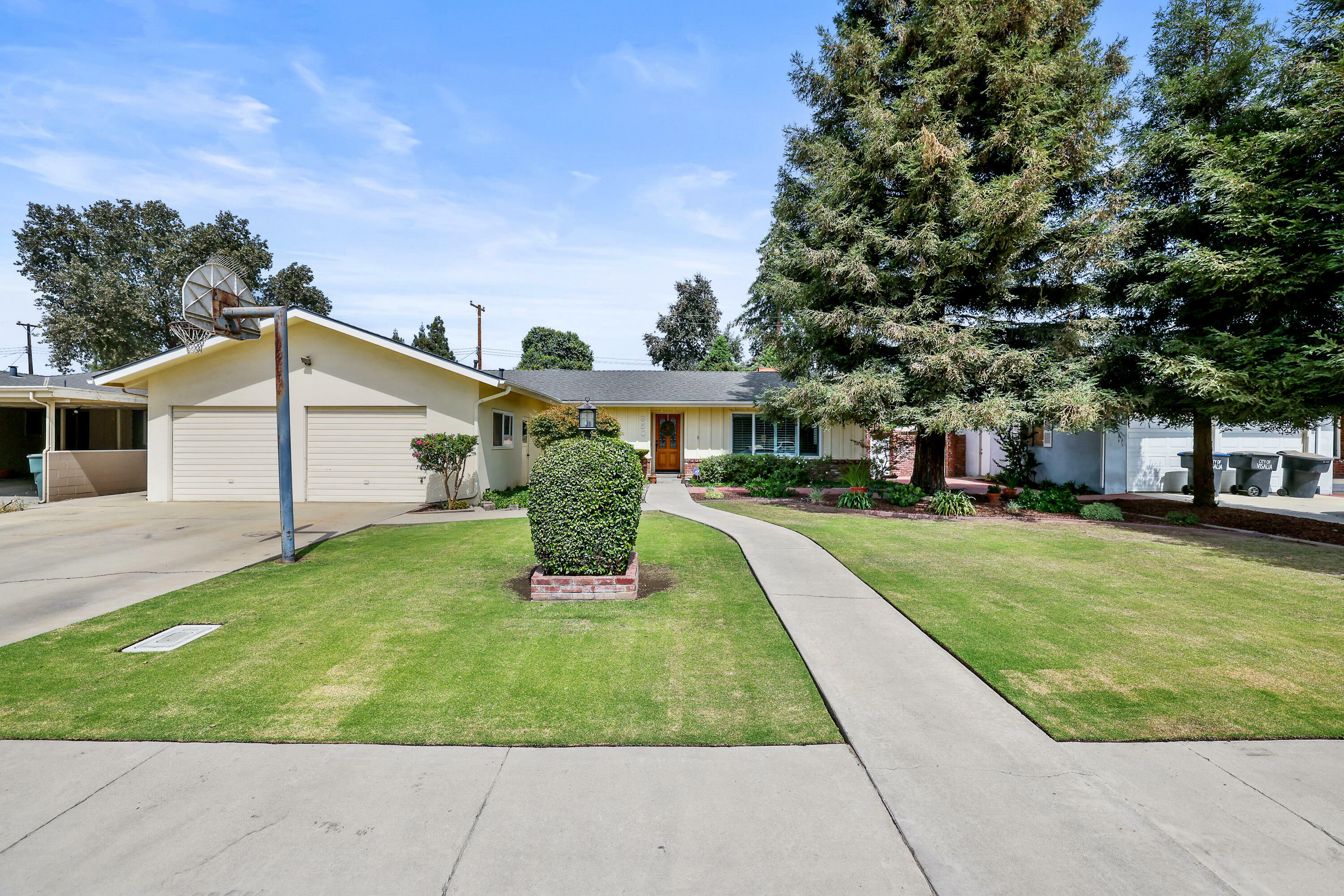 Property Photo:  950 W Princeton Avenue  CA 93277 