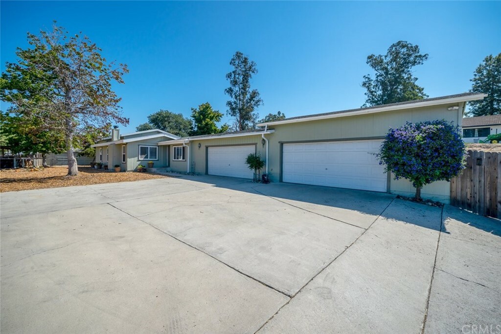 Property Photo:  585 Peacock Way  CA 93444 