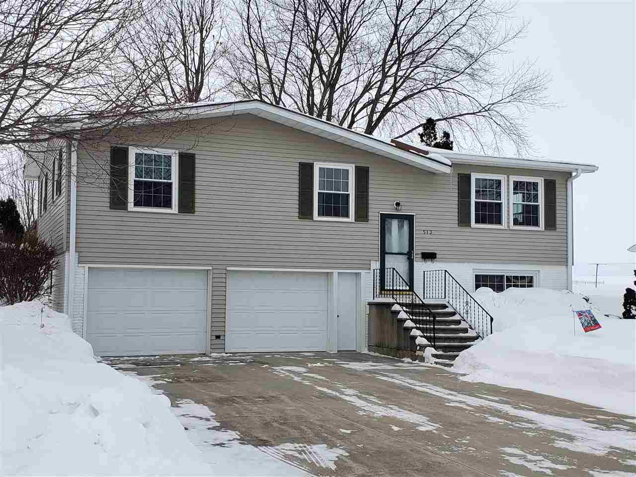 Property Photo:  513 Westwood Drive  IA 52076 