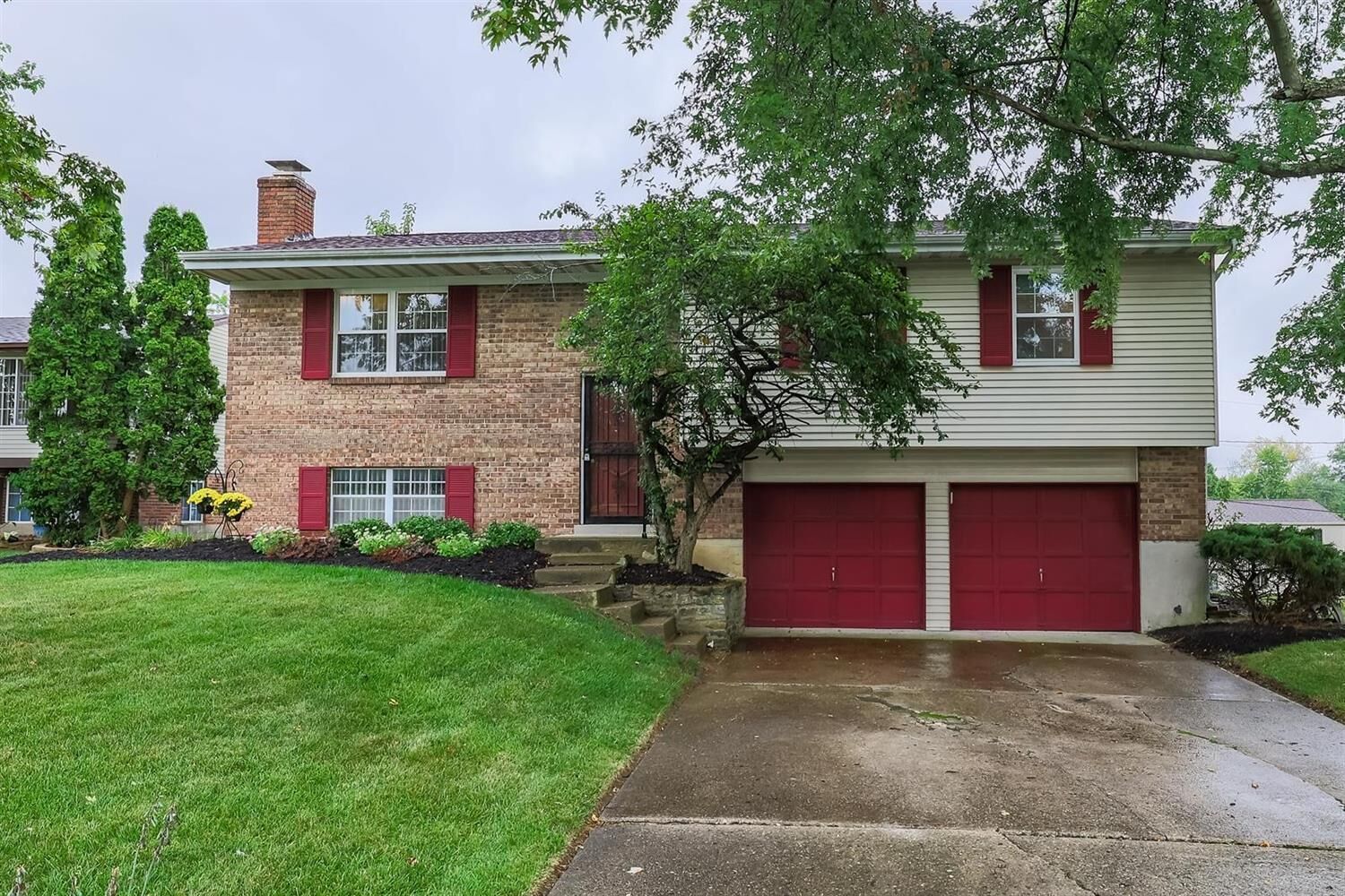 Property Photo:  1489 Netherland Ct  OH 45240 