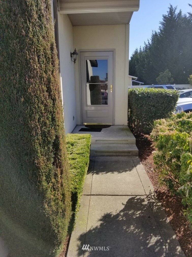 Property Photo:  418 17th Street SE 4D  WA 98002 