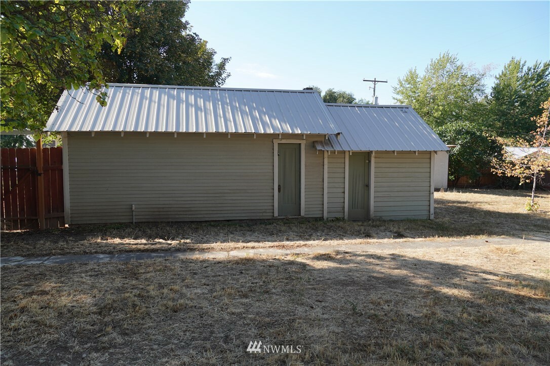 Property Photo: 111 N F Street WA 99348