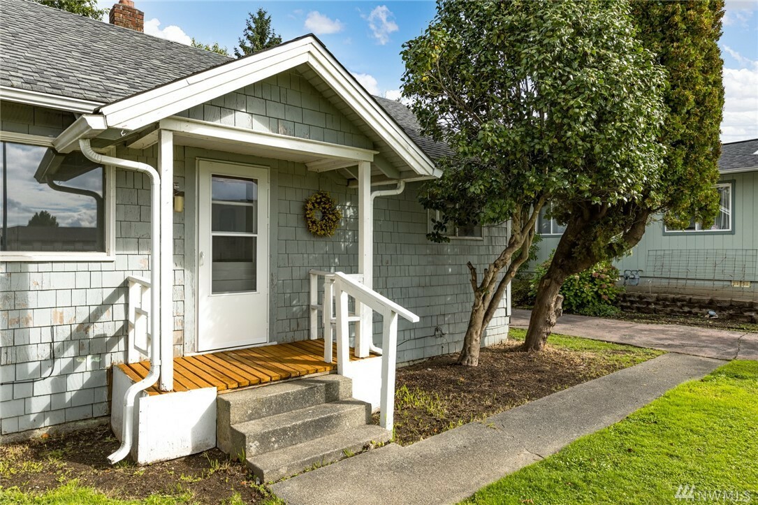 Property Photo:  311 E Main St  WA 98247 