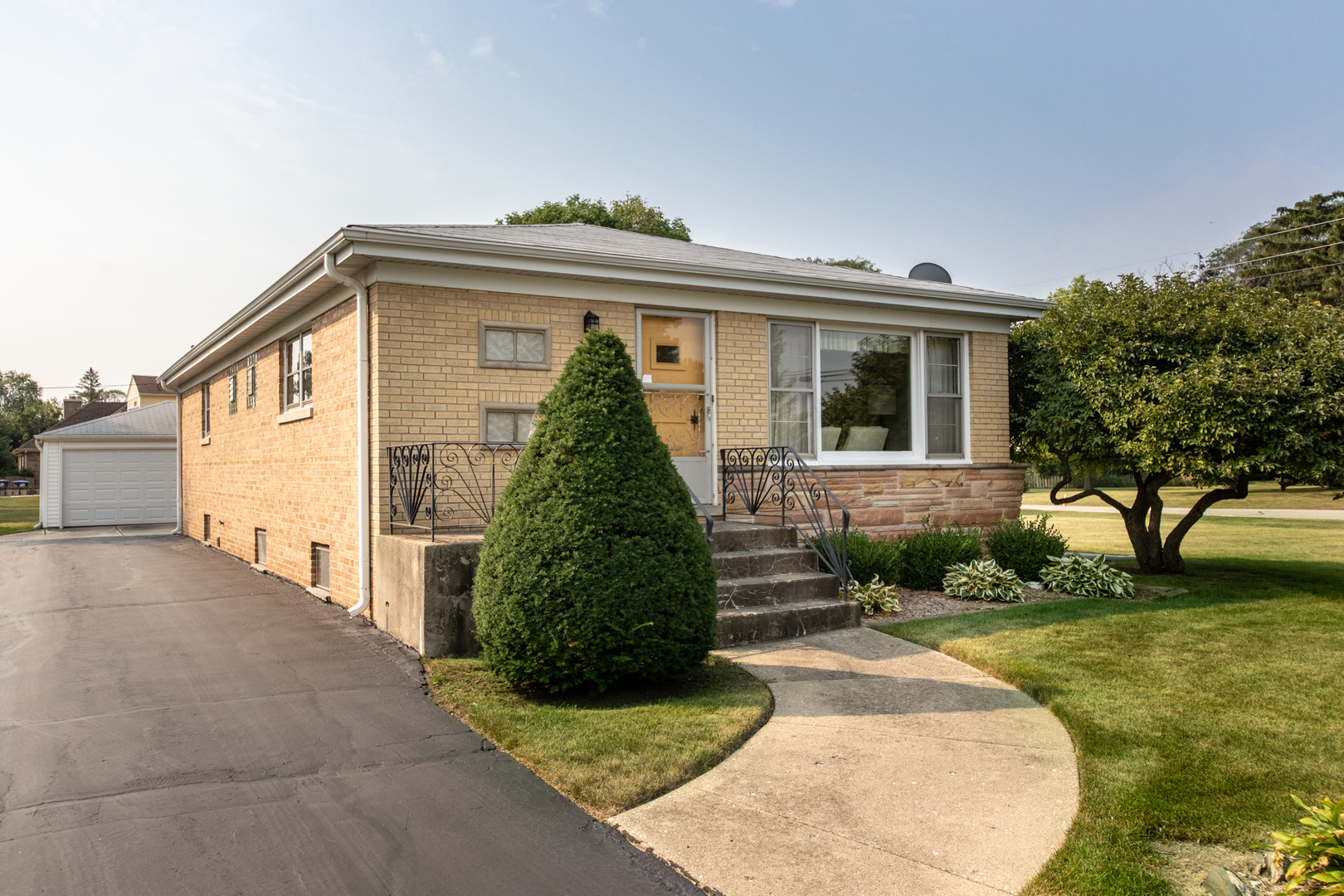 Property Photo:  705 Howard Avenue  IL 60016 