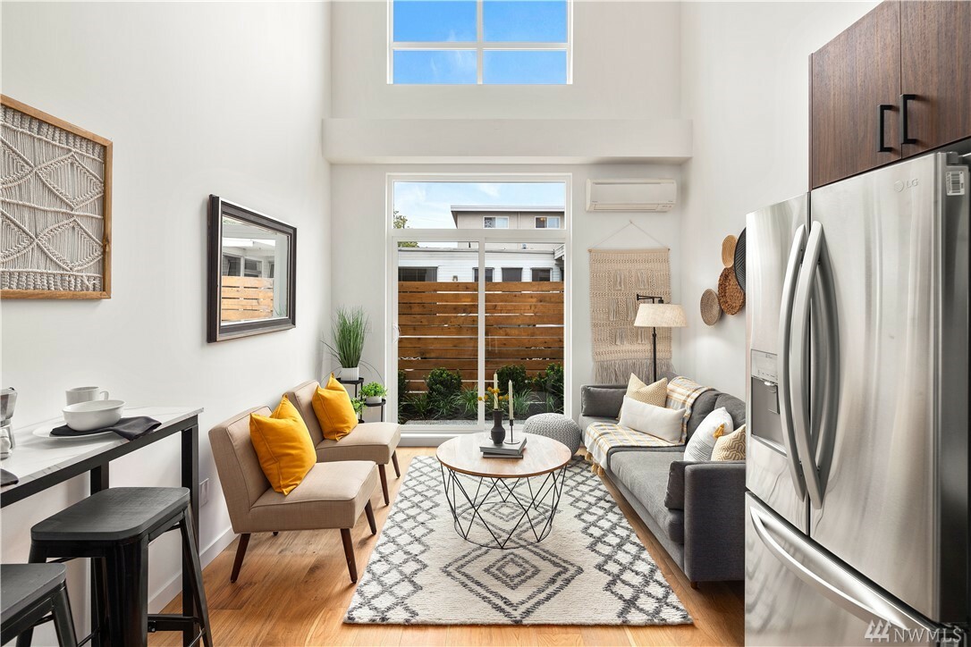 Property Photo: 5439 California Ave SW B WA 98136
