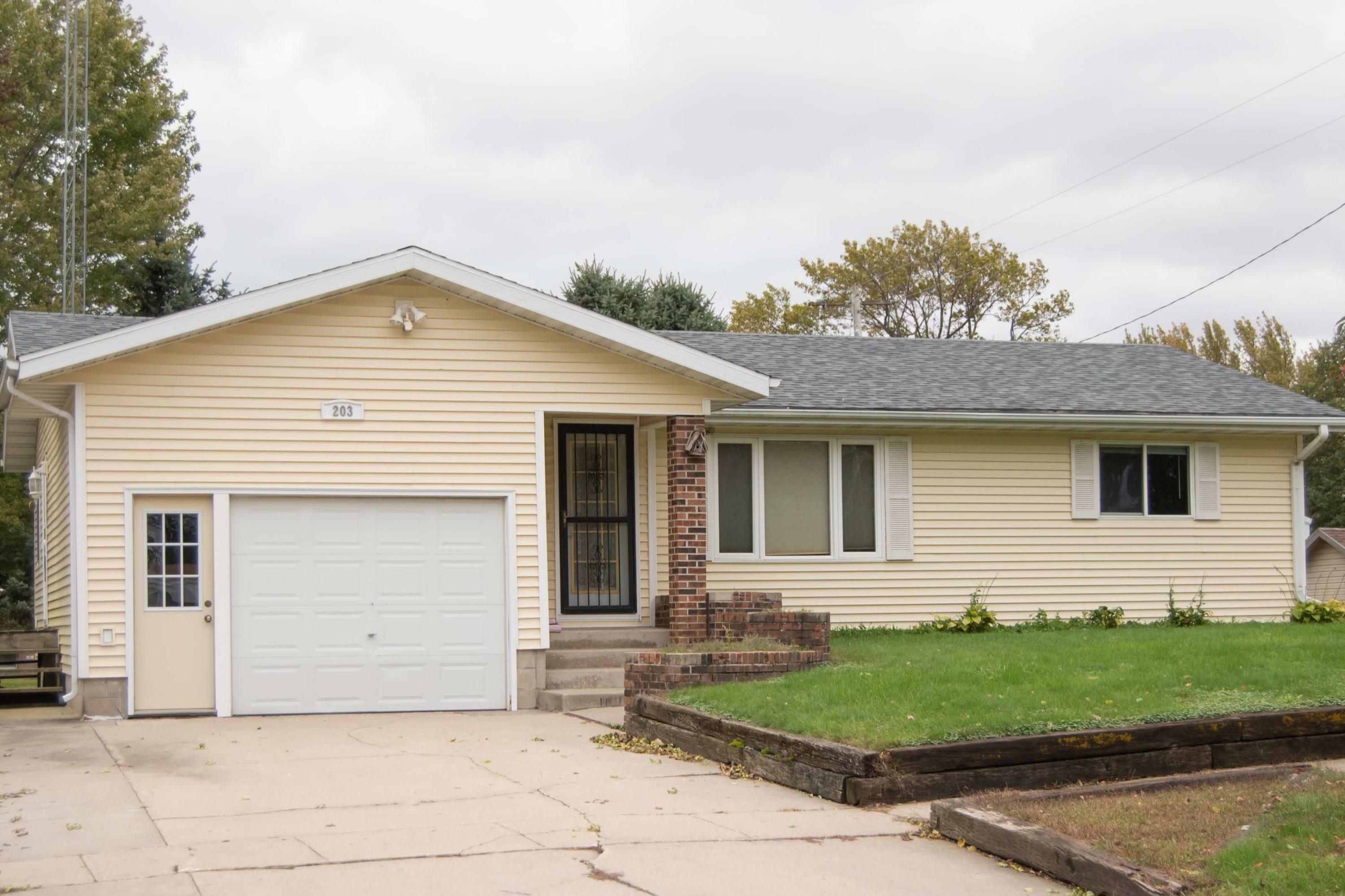 Property Photo:  203 Lake Street  IA 50034 