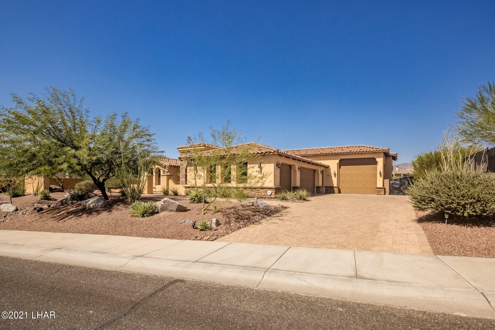 Property Photo:  1051 Avienda Del Sol  AZ 86406 