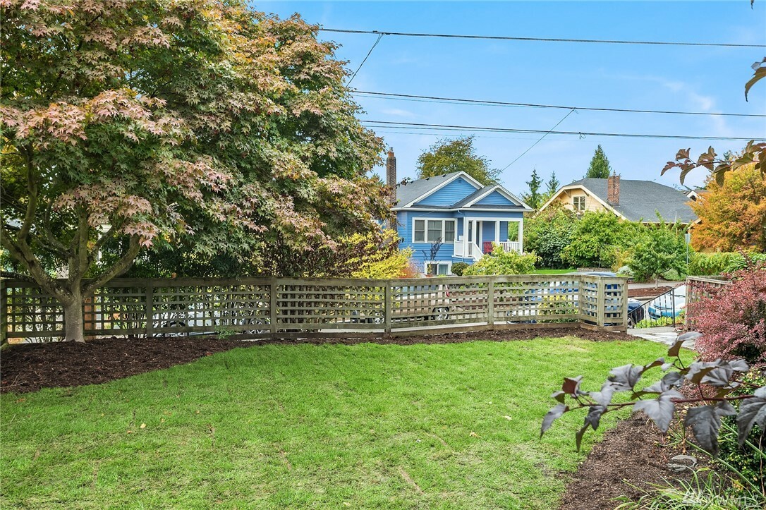 Property Photo:  3922 Woodlawn Ave N  WA 98103 