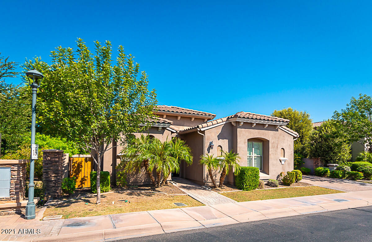 Property Photo:  630 E Sunburst Lane  AZ 85284 