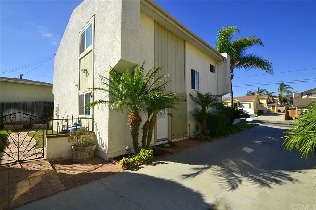 Property Photo:  1806 Belmont Lane A  CA 90278 