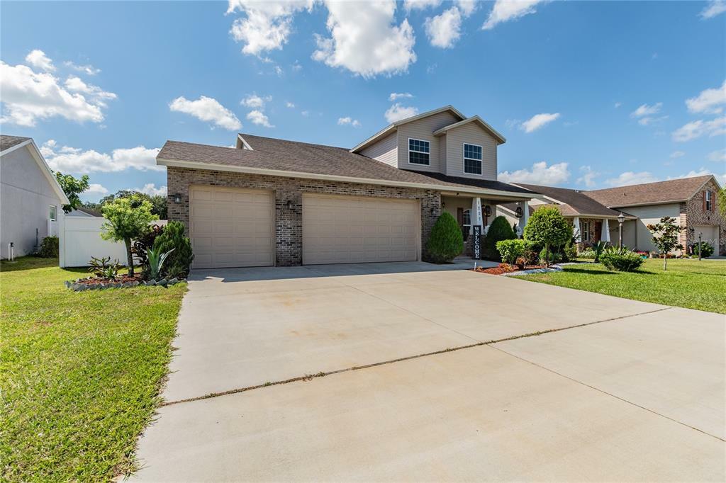 Property Photo:  1207 Lavender Jewel Court  FL 33563 