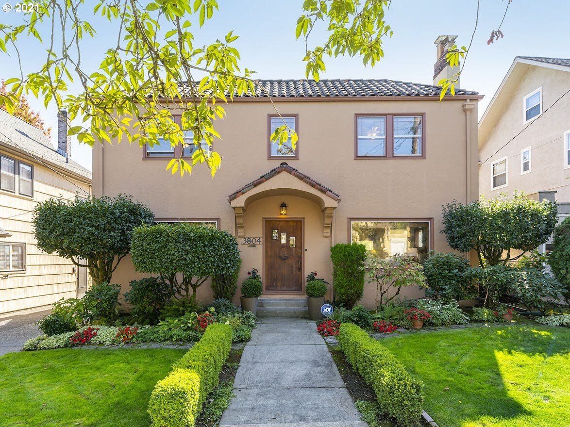 Property Photo: 3804 E Burnside St OR 97214
