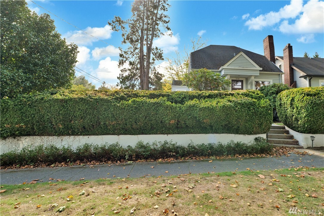 Property Photo: 3719 NE 50th St WA 98105