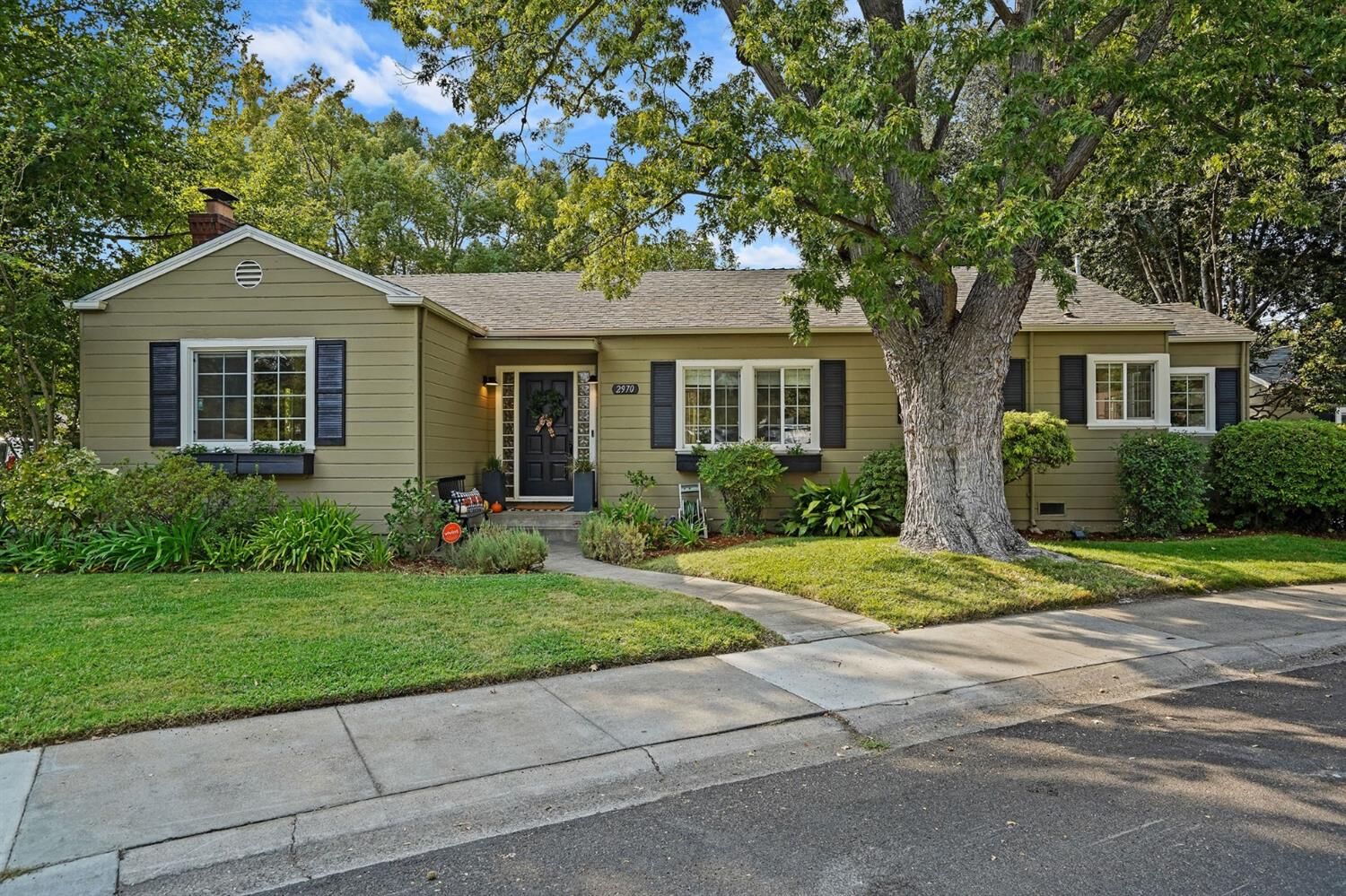 Property Photo: 2970 Muir Way CA 95818