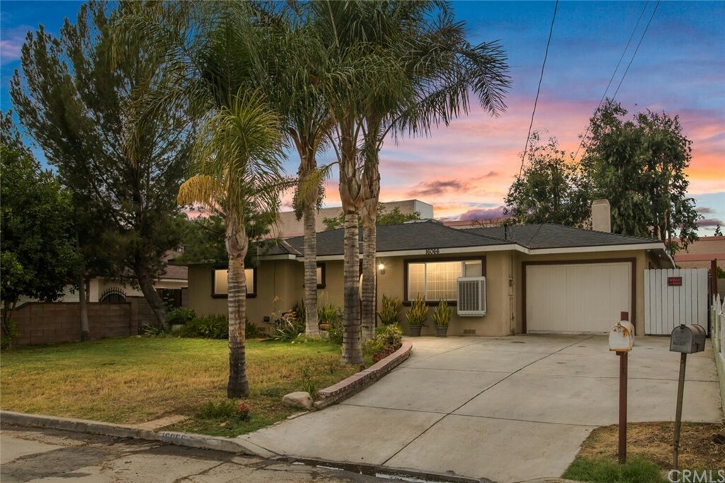 Property Photo:  16066 Ivy Avenue  CA 92335 