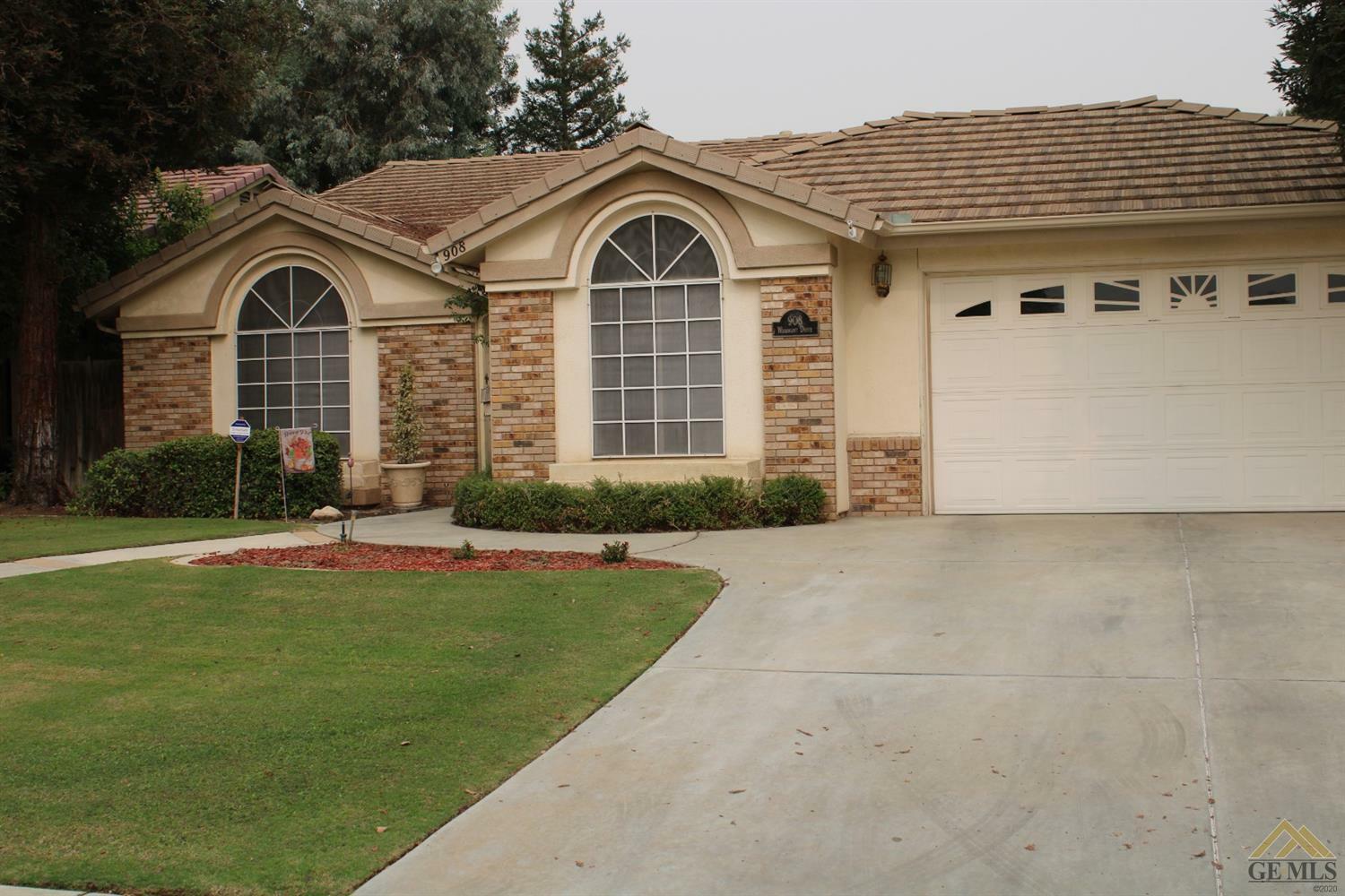 Property Photo:  908 Woodmont Drive  CA 93312 