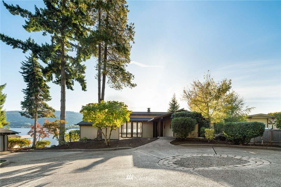 Property Photo:  3815 E Lake Sammamish Shore Lane SE  WA 98075 