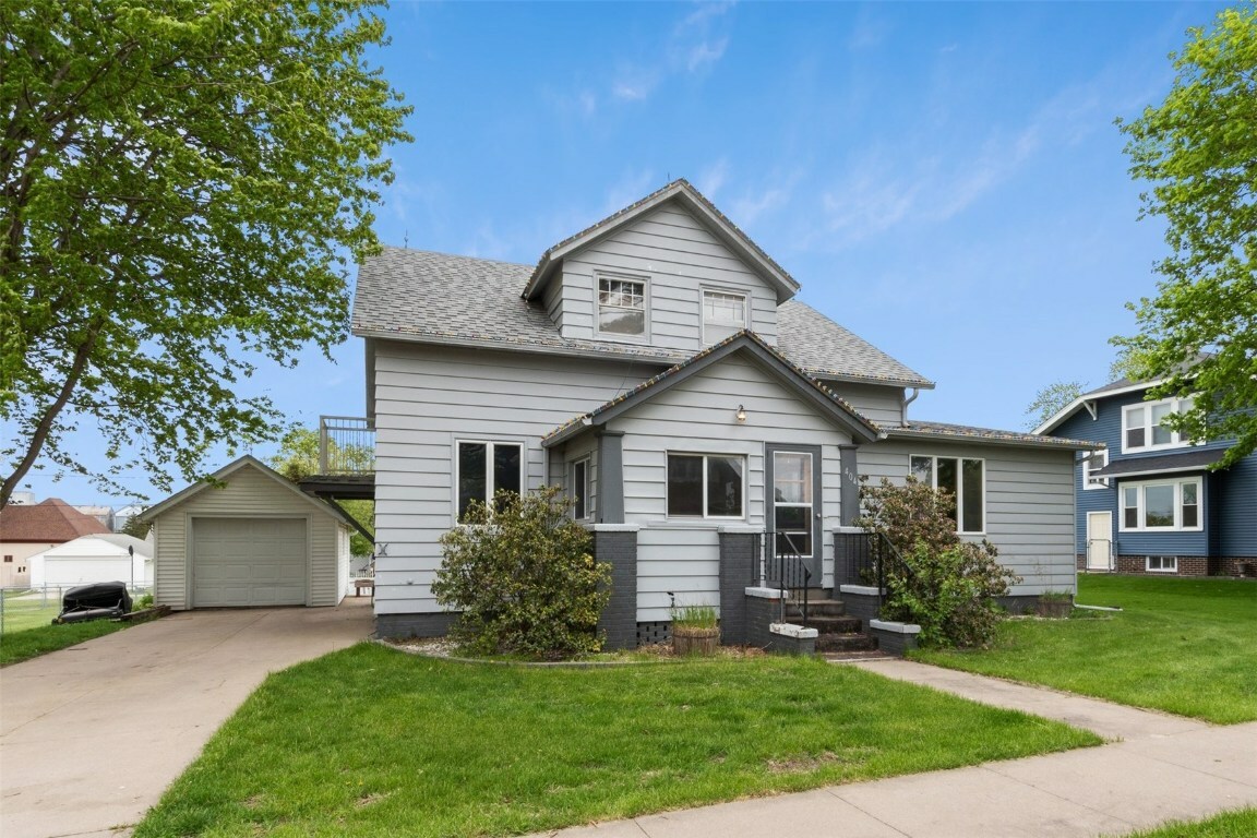 Property Photo:  404 2nd Street E  IA 52315 