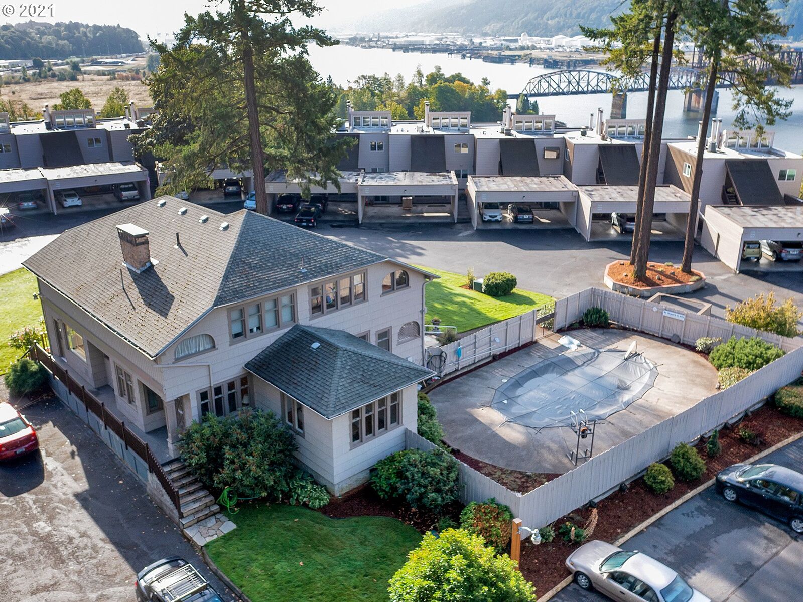 Property Photo: 7581 N Edgewater Ave OR 97203