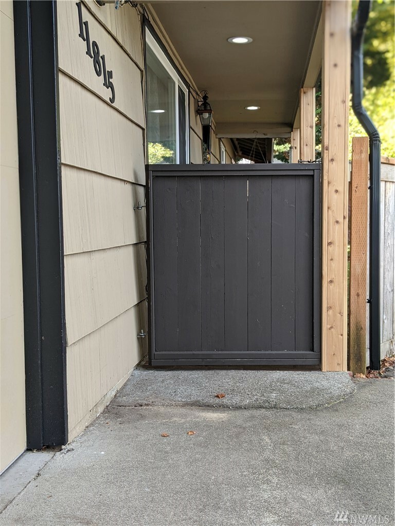 Property Photo: 11815 SE 168th St WA 98058