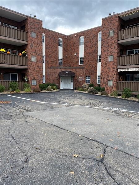 Property Photo:  101 Woodstone Lane 25  PA 15068 