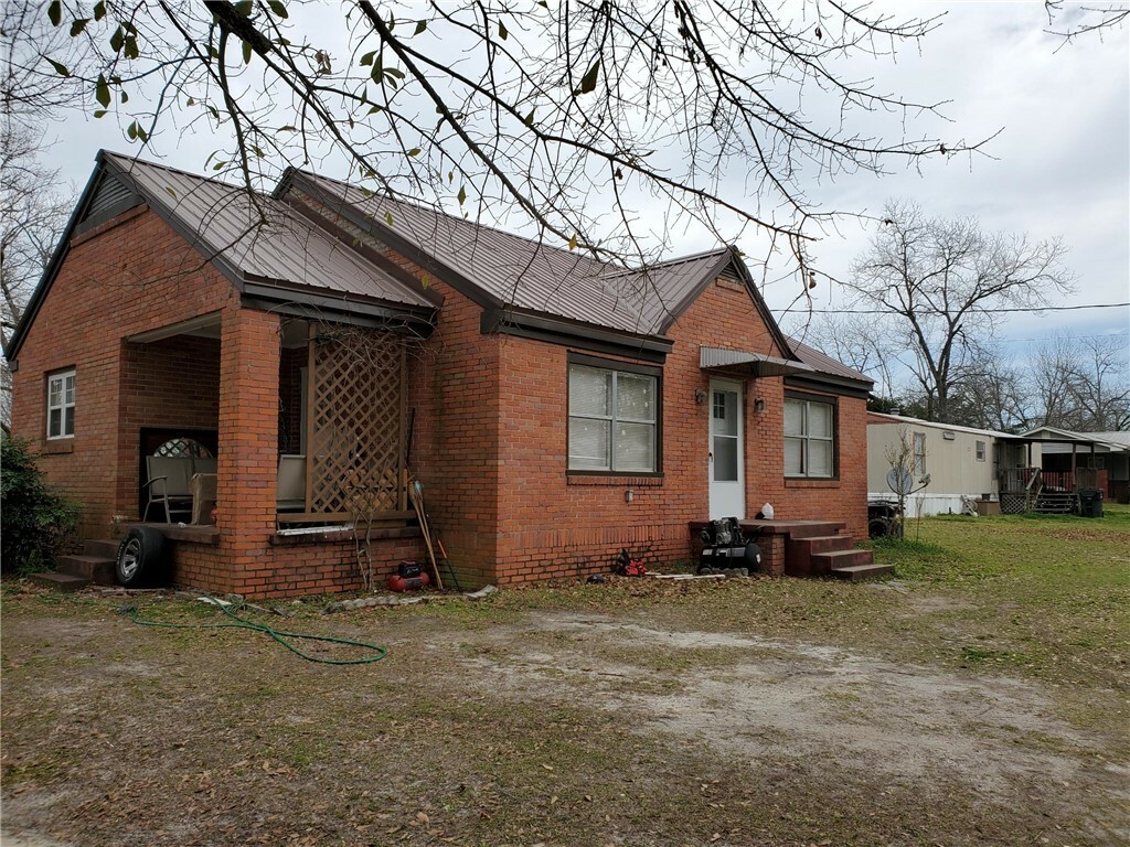 Property Photo:  280 West Avenue  AL 36866 