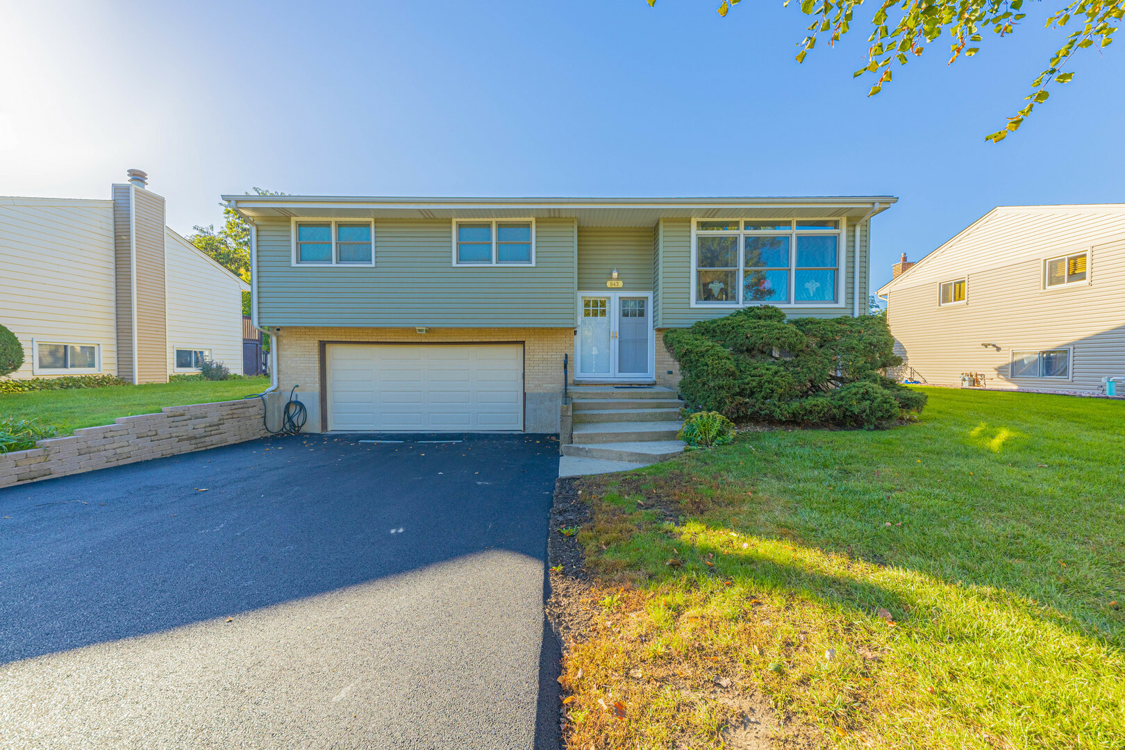 Property Photo:  843 W Stonemill Avenue  IL 60101 
