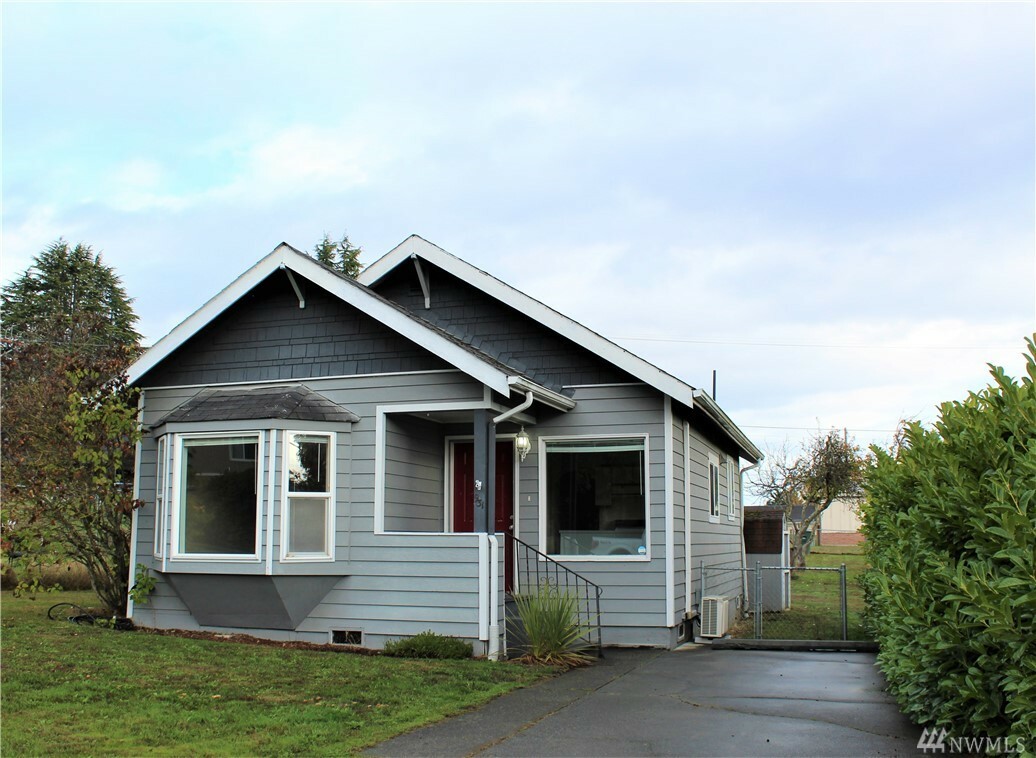 Property Photo:  931 W 10th St  WA 98362 