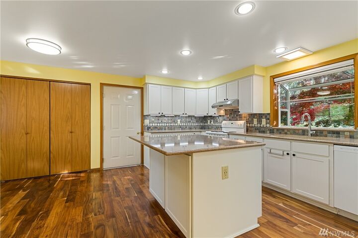 Property Photo:  2221 E Birch St  WA 98229 