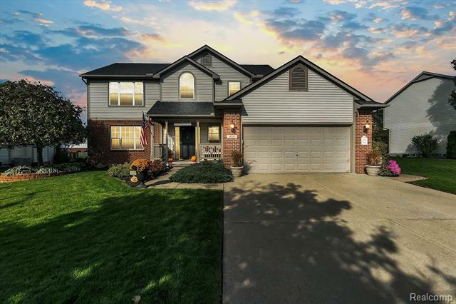 Property Photo:  820 Oak Cluster Drive  MI 48855 