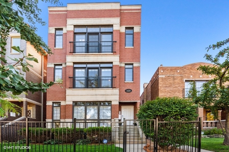 Property Photo: 2225 W Foster Avenue 2 IL 60625