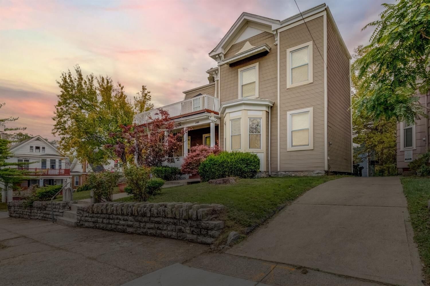 Property Photo: 2303 Kemper Ln OH 45206