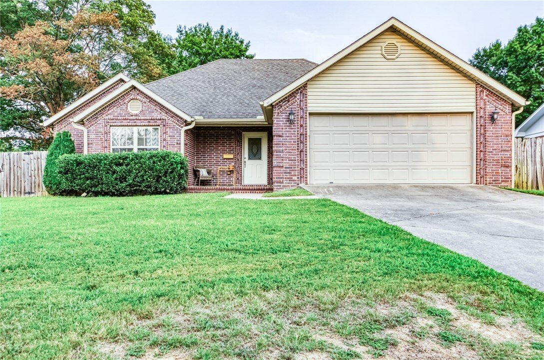 Property Photo:  903 S 13th Place  AR 72758 