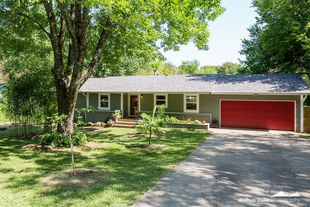 Property Photo:  700 E Edna Street  AR 72703 