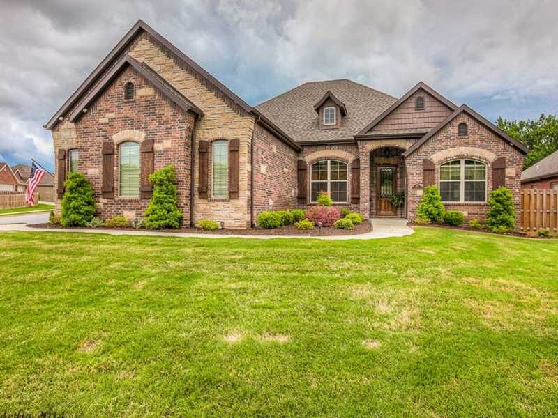 Property Photo: 1031 Hunters Pointe Drive AR 72712