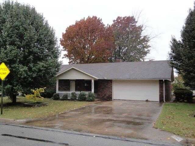 Property Photo:  1502 SE S Street  AR 72712 