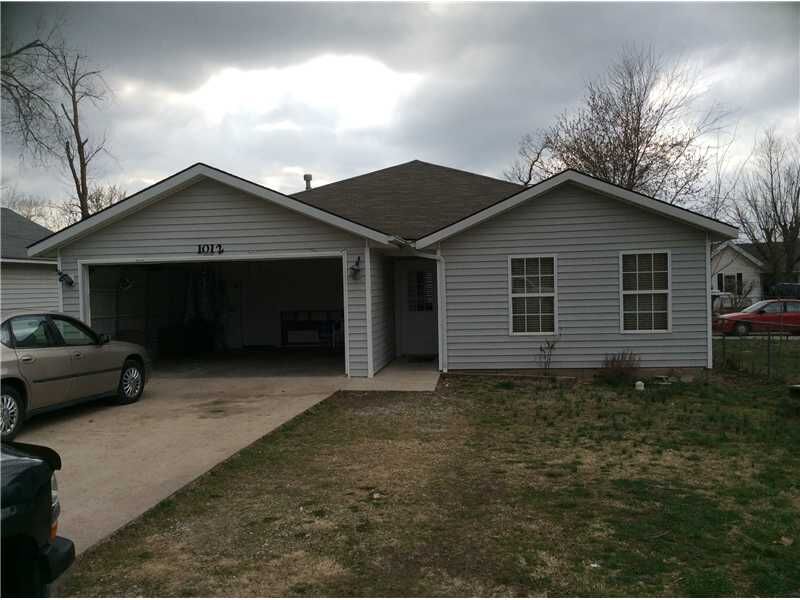 Property Photo:  1012 N C Street  AR 72756 